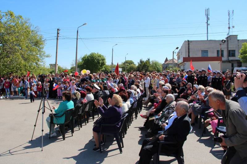 torzhestvennaya_chastj_prohozhdenie_lichnogo_sostava_garnizona_koncert_09_05_2016_20_web_20